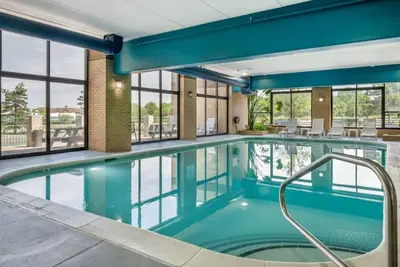 Image de Charming & Comfortable Room Near Anchorage Trail | Free Parking & Pool Access!