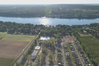 Image de Beautiful cozy Niagara-on-the-Lake cottage by Vineyard, River and Niagara Falls