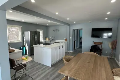 Image de \"Charming 2-Bedroom Cottage: Fully Renovated with  Water Access