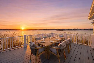 Image de New Luxury Waterfront - Hot Tub, Deck, Workspace, Waterviews. Beautiful Sunsets!