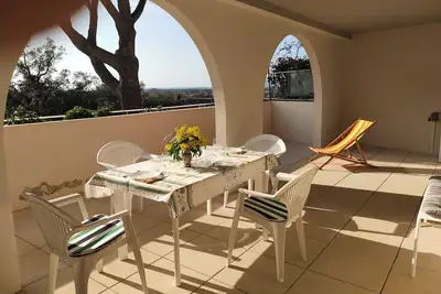 Image de Grande terrasse ensoleillée vue mer - plage argentière à pied - T2 clim, parking