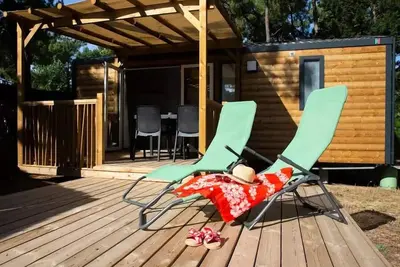 Image de Mobil-home Bahia Bois 29m²  - 2 chambres avec une terrasse bois couverte et une terrasse solarium 4 personnes
