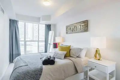 1br+Den Downtown - Steps from Cn Tower, Rogers Centre, Tiff & More