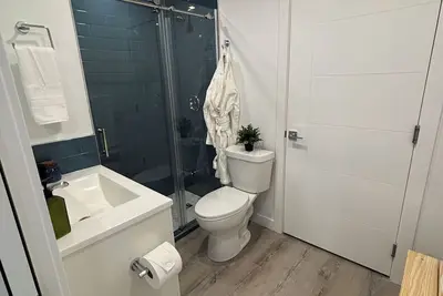 Image de Hidden Gem | Executive Suite, Private Entrance + 2br