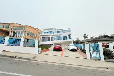 Image de Gorgeous 6-bedroom  5 bathroom villa with parking in charming Del Mar!