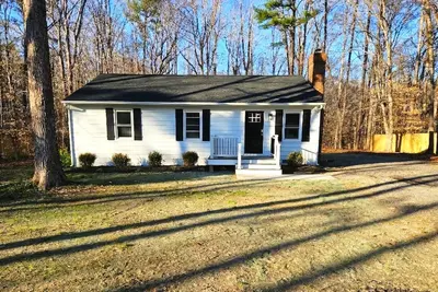 Image de Newly renovated 3 bedroom home -  minutes from venues!