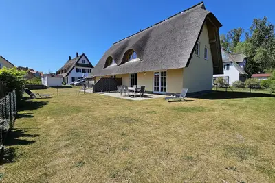 Image de Exklusives Reetdach-Ensemble in Rerik – Flexibles Doppelhaus für bis zu 11 Perso