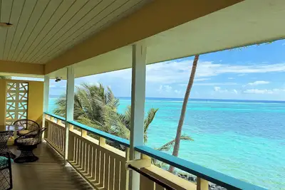 Image de Suite Sunshine at Colony Cove-2 bed/2 bath Tropical Beachfront condo w/pool