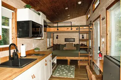 Image de Local Creek Tiny Home. Wifi. Close to everything. Glamping. Private. Knoxville
