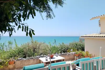 Blue Escape - Beachfront Privacy for Groups (12+ yrs)