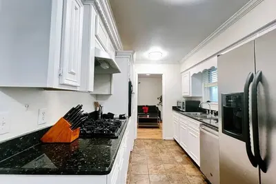 Image de Spacious 3 King/2 twin bedroom house near airport, shopping mall, park, restaurants