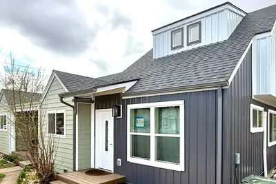 Image de New Townhome w/ comfy King Bed