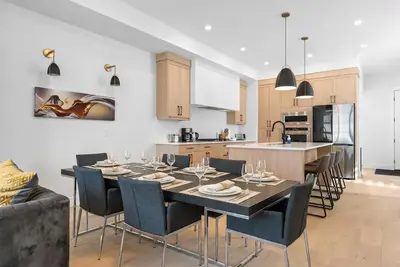 Image de Modern Luxury Home | 3 Min to University, Stadium & Major Hospitals