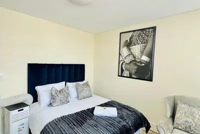 Image de C&J Luxe City Centre apartments with a pool and Aircorns @77 Independence Avenue