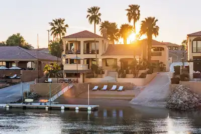 Image de Spacious 7-bedroom  Riverfront House with a Casita, Private Beach & Launch Ramp