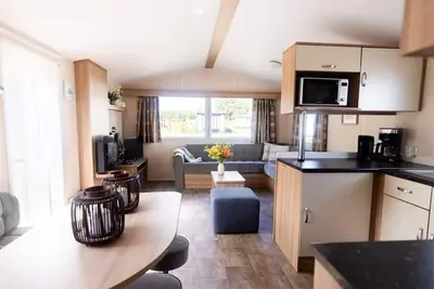 Image de Modern Chalet Inn een Groene Oase van Rust