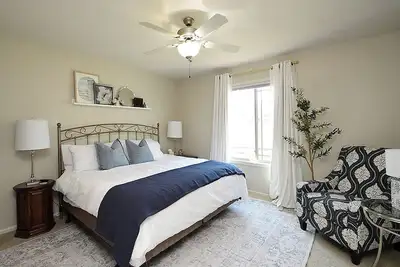 Image de 2 king master bedrooms. Comfy beds, oversized couches. Arcade games & foosball!