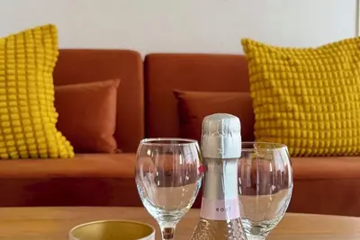Image de Sunny Lemon Suites Metro L2