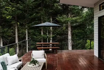 Image de Aspen Lodge Bright - Enjoy an elevated outlook that captures the beauty of Morses Creek and the nature while remaining moments from the heart of town.