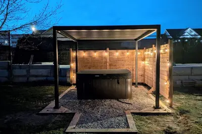 Image de Red-roof guest house close to charming downtown with family-friendly yard space