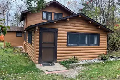 Image de Cabin 8 \"Lady Bug Lodge\" 4 Br, 8 pp, wooded cabin, access to boats!