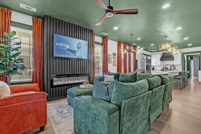 Image de Mustafa’s Retreat Modern Crosstown Oasis