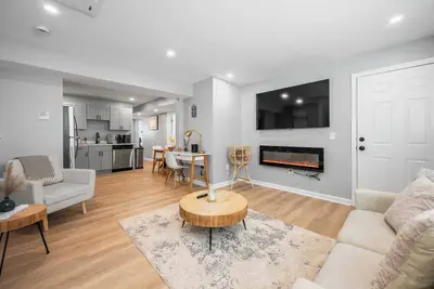 Image de The Quattro-Lux at Charles 4br / 2ba with \"P\"+Ldry Pvd. Near Providence College