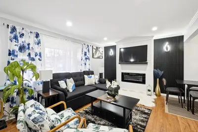 Image de Spacious & Elegant 4-bedroom house in peaceful Lawrence Twp with Large B/Yard