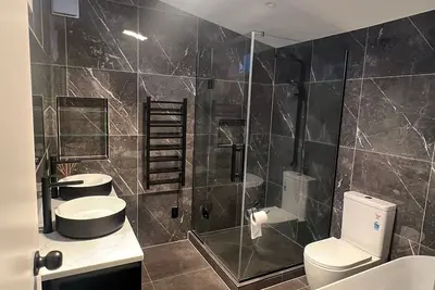 Image de Hi-Fliers: Room with en-suite bathroom, microwave, iron, and great outdoor space