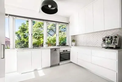 Image de Beachside Escape:  5 min stroll to beach & shops