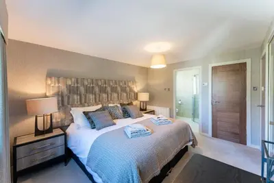 Image de Spacious 3br Apartment w/ Balcony & Stunning Garden + Mountain Views!