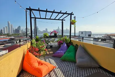 Image de Casa Ambar is a modern spot in Casco Viejo, right in front of Plaza Arango, with stylish apartments and rooftop vibes 🌆🍹 perfect for sunsets and good times. <br>No elevator just steep stairs, so bring your energy this place is for the active ones 😄