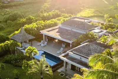 Image de Stylish 4-Bedroom Terrace Villa / Infinity Pool & Outdoor Living