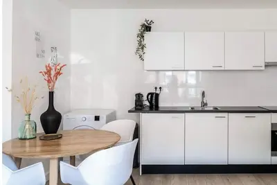 Image de Cette charmante maison de 3 pièces offre une cuisine entièrement équipée, une salle de bain moderne et un jardin privatif – idéale pour les familles ou les groupes d'amis. Profitez d'une connexion Wi-Fi rapide, du confort et du charme de la ville, le