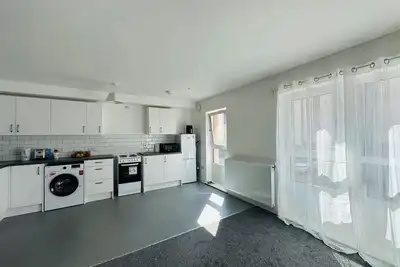 Image de Double kitchen living washer laundry car parking good transport centre airport