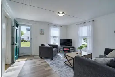 Image de Coastal Gem - Charming 3br Home, Steps to Beach!