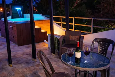 Image de Modern Penthouse w/ Rooftop Oasis & Gated Parking