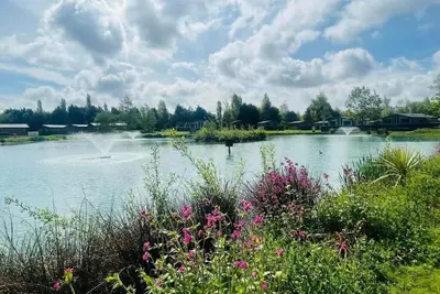 Image de Lakeside Escape Lodge with Hot tub