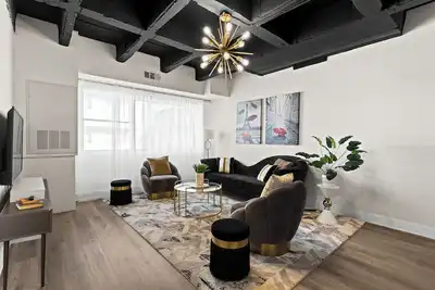 Image de Trendy Buckhead Retreat in the heart of Buckhead.