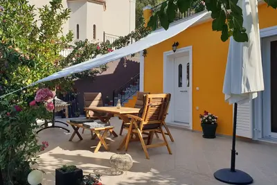 Image de The 🅨🅔🅛🅛🅞🅦 House ★2br with Veranda | Near Myrtos Beach★