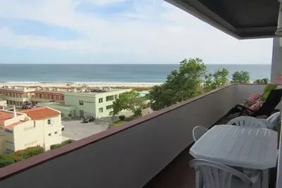 Image de Maison de Vacances 'Alvor Beach - À Seulement 50 Mètres' avec Vue Mer, Wi-Fi et Climatisation