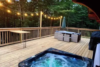 Image de Chalet en bois rond avec spa et foyer, à 10 min du Village Vacances Valcartier