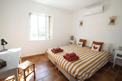 Image de Maison typique à Gordes entre pierre, lavande et soleil. Service de conciergerie