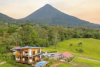 Image de Dos Volcanes House + Arenal Volcano view+ private pool