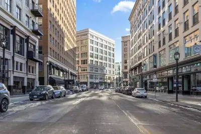 Image de Cozy 2-bedroom condo in a peaceful spot with Ac and gym, Enjoy Downtown Living!