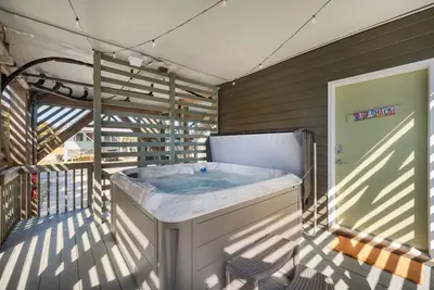 Image de King Tide Rising by Rather Be Properties