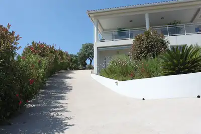 Image de Appartement T2 dans villa rez de jardin