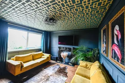 Image de Bold boudoir interiors, private patio and steps from the beach