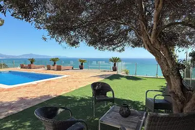 Image de Charming 4-Bed Villa, Private Pool & Garden, Overlooking beach, Sea Views.
