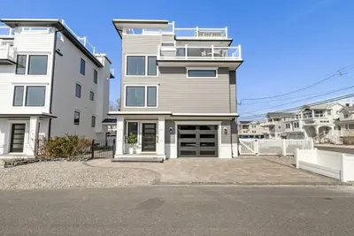 Image de Brand New Construction with pool in North Beach Haven Luxury Bay-View Retreat